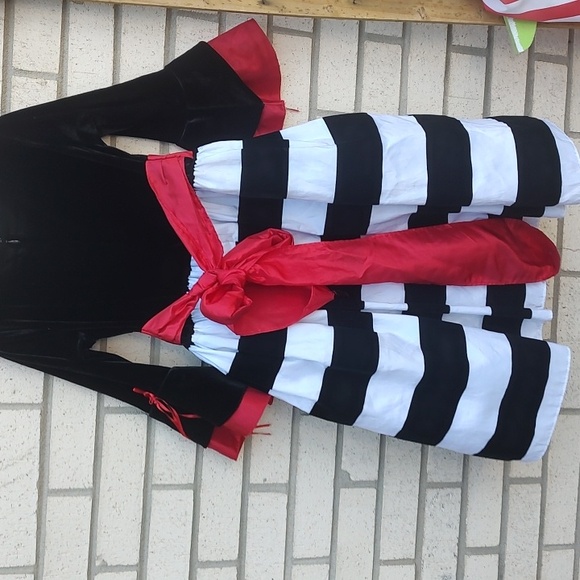 BLACK &. WHITE DRESS - Picture 9 of 11